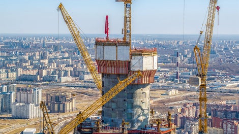 Панели ветрозащиты на самоподъемной рельсовой системе RCS, создав непрерывный пояс по всему периметру здания, обеспечили защиту рабочих на высоте. С помощью регулируемых башмаков системы RCS панели надежно крепились к выступающим и отступающим краям плит перекрытий.<br/>