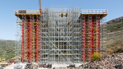 组合使用VARIOKIT高强塔架与PERI UP Flex盘扣式脚手架系统精确搭建支撑系统，满足受力和建筑设计上的要求。