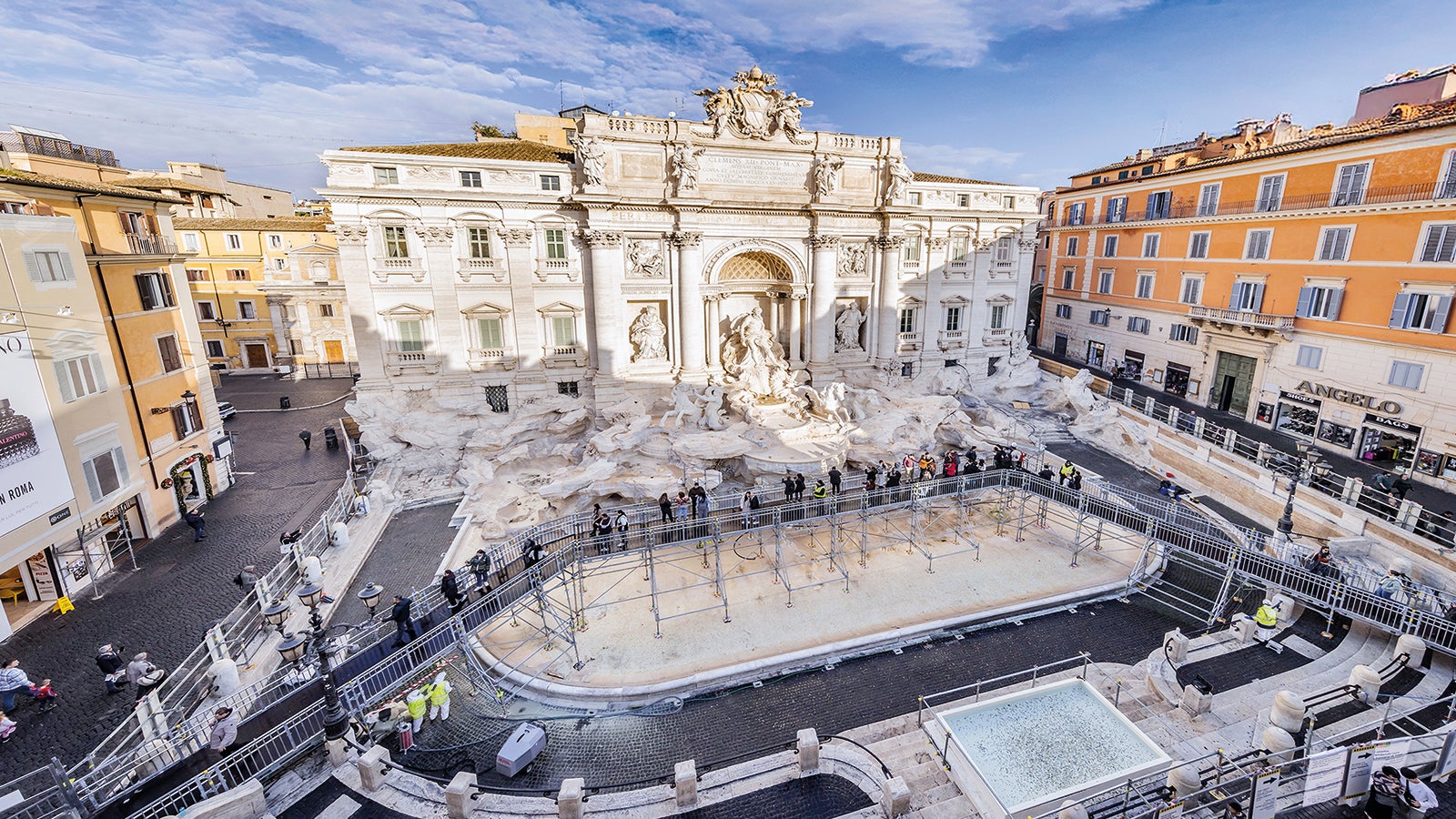 The temporary scaffolding solution had a load-bearing capacity of 500 kg/m², thus offering maximum stability and safety – even with high visitor numbers.