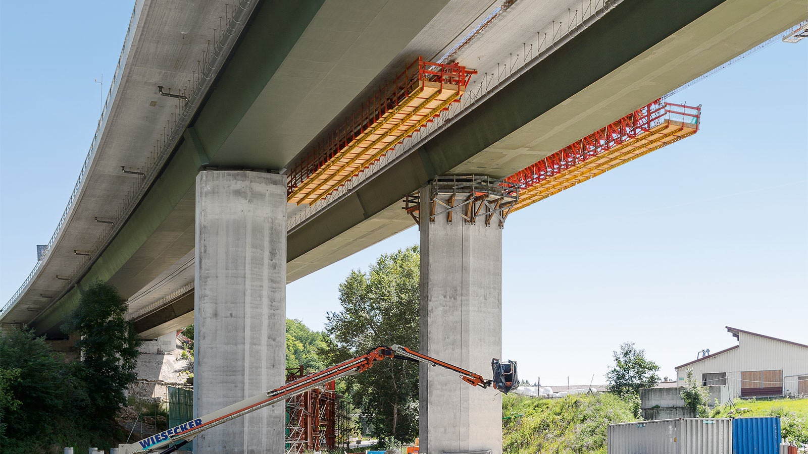 Mithilfe zweier VARIOKIT Gesimskappenbahnen werden Außen- und Mittelkappe der Immensitzbrücke hergestellt.