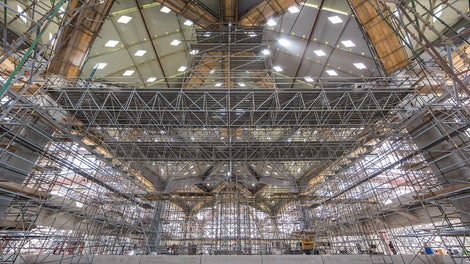 Le piattaforme traslabili con una campata di 25 m offrono piani di lavoro per svolgere varie attività in sicurezza all'intradosso della copertura di una stazione ferroviaria.