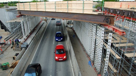Forskallingsformen er ved at blive etableret ovenpå gennemkørselsprofilerne.