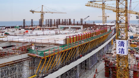 派利公司为楼板、悬悬挑的外廊、护栏提供模板方案，使用了派利多种系统中的标准构件。派利为弧形的护栏进行了模板设计，在德国加工制作这些模板的衬板和其它配件。