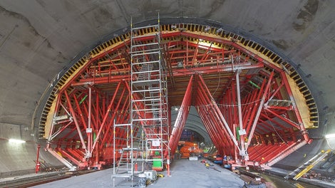 The use of a custom designed and load-optimized formwork carriage results in the simple operation and movement of the large 330m² unit.<br/>(Photo: Images courtesy of TfNSW) <br/>