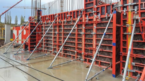 Steny v objekte odliate pomocou univerzálneho rámového debnenia TRIO. Na stavbu bolo dodané celkové množstvo materiálu v objeme 1 500 m².