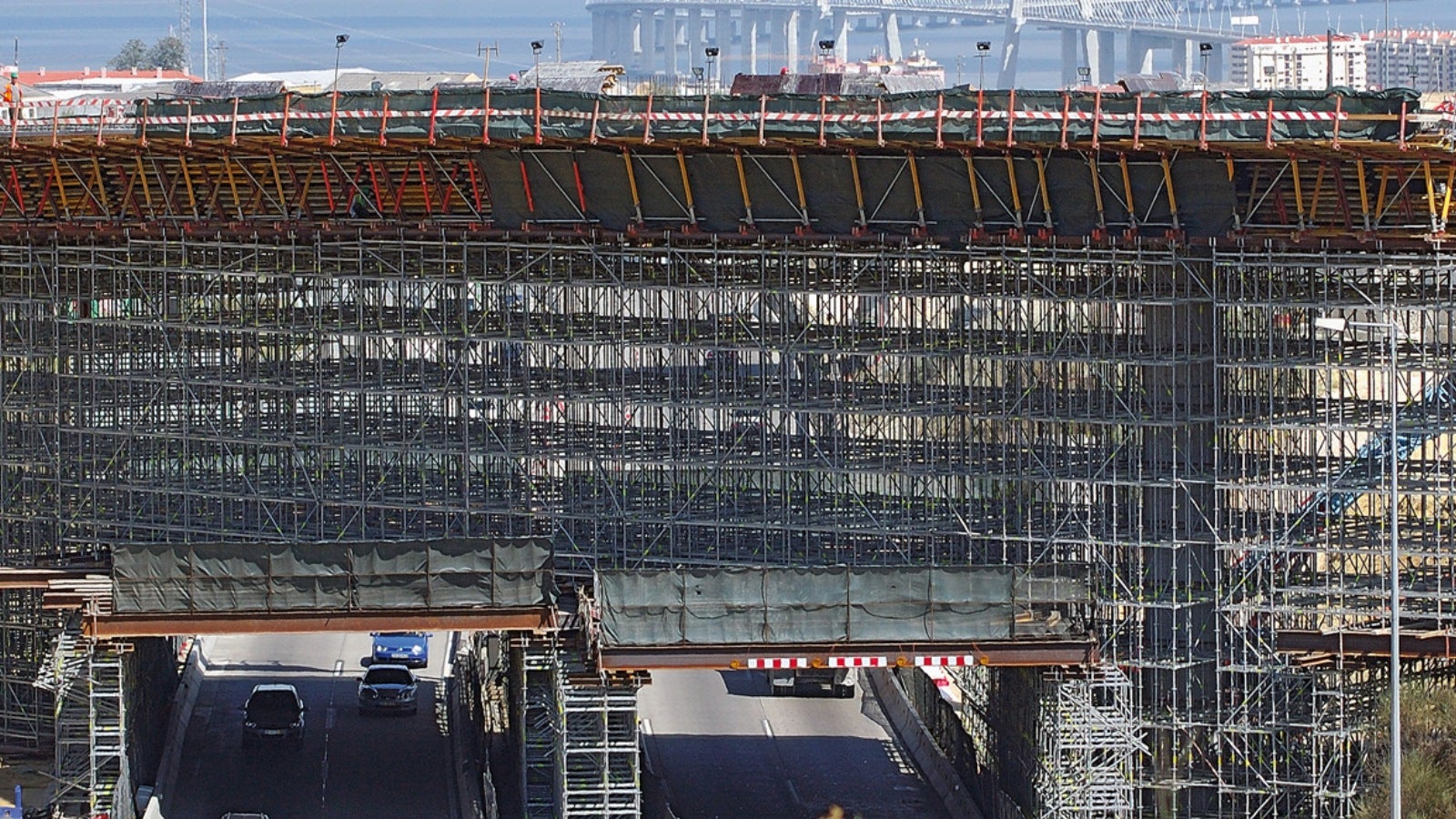 Passagem Superior 16B: vista geral da estrutura em fase de betonagem