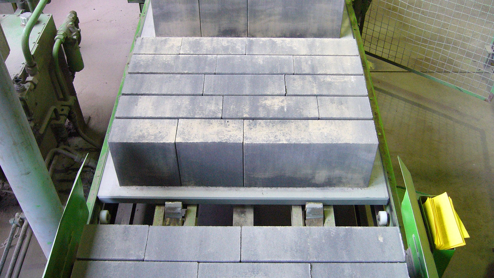 Das geringe Eigengewicht der PERI Pave Produktionspalette durch den äußerst stabilen Multiplex-Aufbau führt zu Energieeinsparungen beim Transport durch den Maschinentakt. Die Taktzeiten werden durch den Wegfall der Entnahmeplatten verkürzt, was die Effizienz der Produktion erhöht.