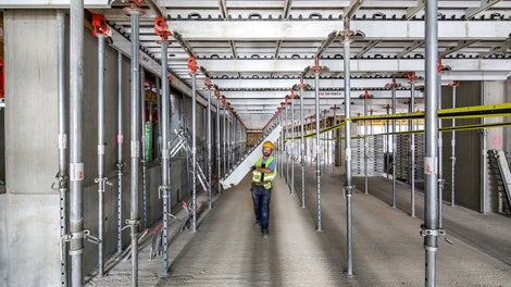 System SKYDECK umożliwia szybką rotację materiału dzięki głowicy opadowej. Mimo, że stropy są sprężane, jesteśmy w stanie je szybko rozdeskować, zapewniając przy tym cały czas podparcie wtórne. 