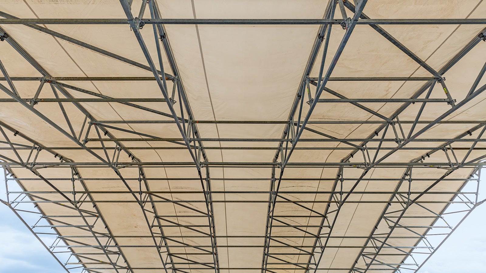 Beim LGS Wetterschutzdach werden die entsprechenden Fachwerkbinder sowie die First- und Auflagerbauteile mit PERI UP Standardbauteilen zu weit gespannten Bindereinheiten verbunden. Das neue LGS 75 Bindersystem bietet mit nur 75 cm Bauhöhe eine hohe Wirtschaftlichkeit für kleine und mittlere Spannweiten bis 25 m.