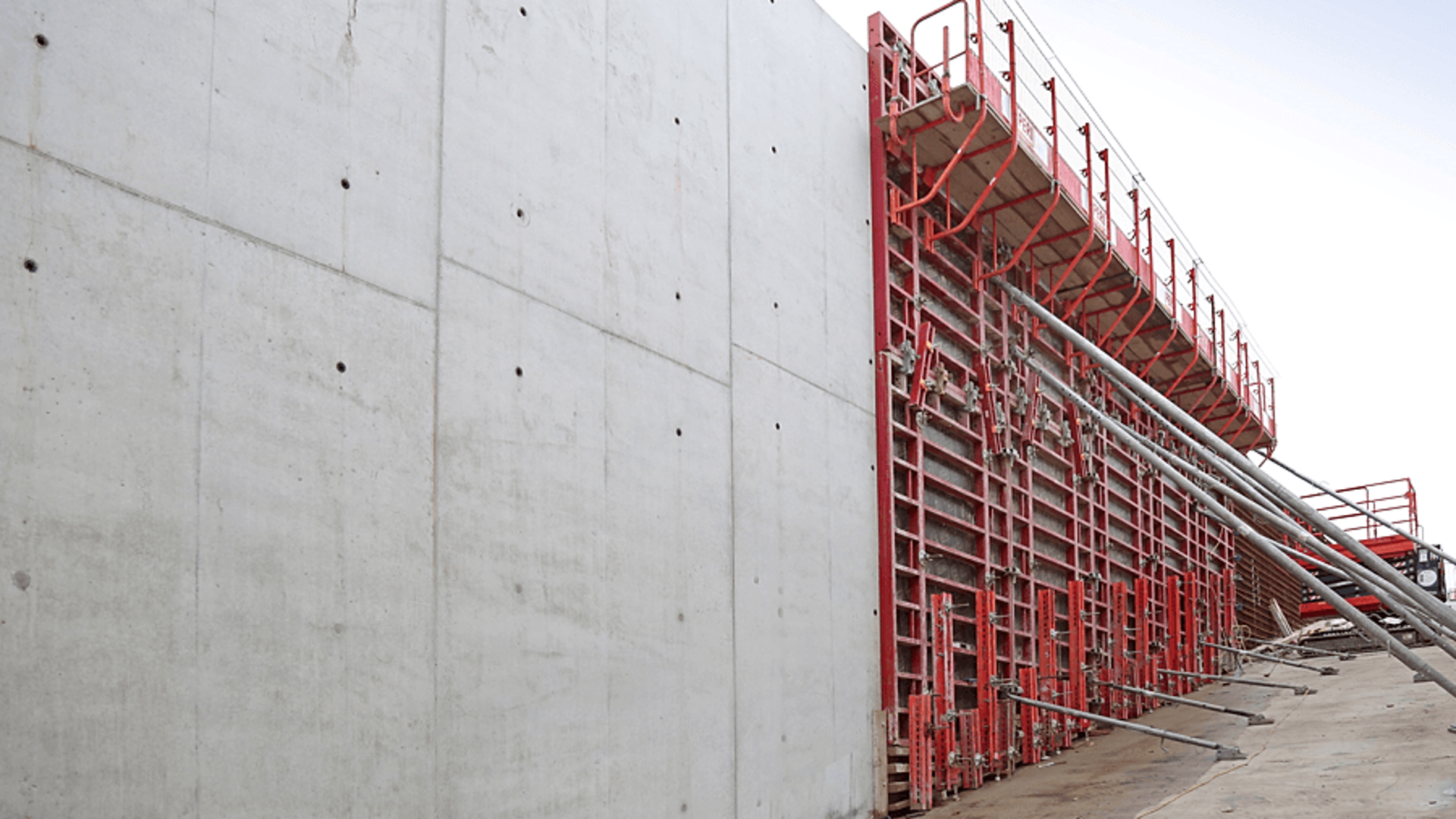 PERI has been a pioneer in formwork technology for more than 55 years. Our portfolio includes wall formwork, column formwork, slab formwork, free-form formwork and universal formwork and thus covers almost all applications. 