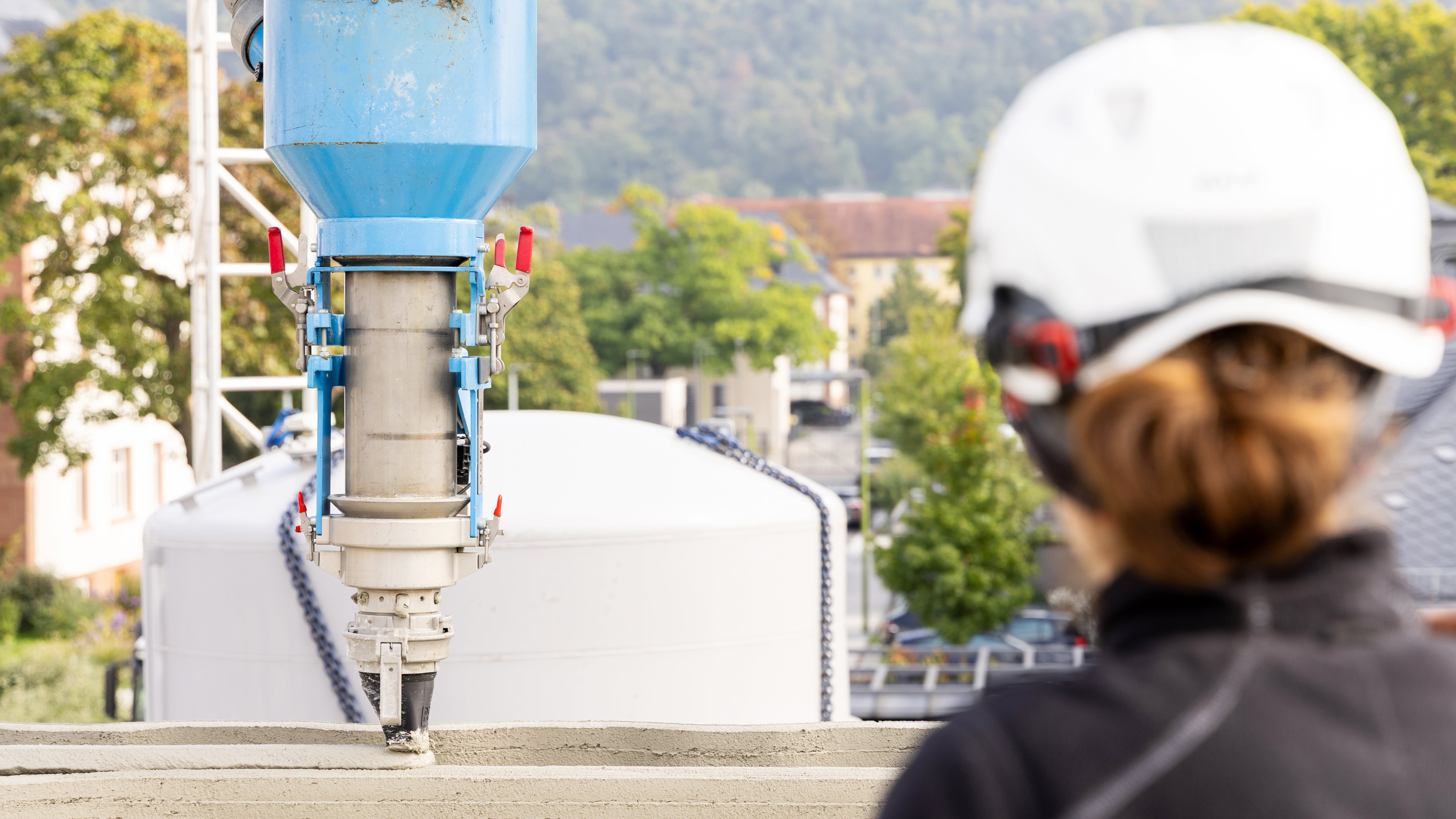 Im Vergleich zu herkömmlichen Bauweisen wird DREIHAUS 30 % schneller und 10 % kostengünstiger fertiggestellt. Diese Werte sollen mit diesem Projekt in der Praxis belegt und nach Projektabschluss entsprechende Zahlen veröffentlicht werden.<br/>(Foto: PERI 3D Construction)