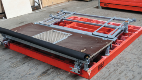 La sécurité MXP est disponible et livrée colisée sur les panneaux 240, 120, 90, 72. Sa rigidité permet le relevage de 3 unités superposées = 8,10m. La plateforme dévalée en hauteur/tête de panneau a été pensée pour faciliter l’accès aux tiges, mais peut être disposée à n’importe quel niveau de raidisseur.<br/>