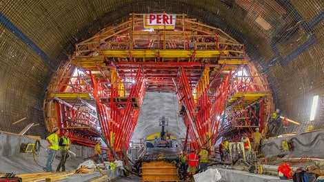 The high load-bearing capacity of the VARIOKIT system components facilitated the safe transfer of large loads while simultaneously allowing flexible adaptation to accommodate the challenging tunnel cross-section.