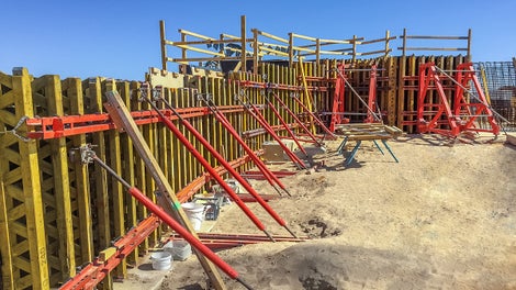 RUNDFLEX panels were designed separately for the specific length and subsequently templates were provided for each and every use. SB Brace Frames were used for some parts of the wall for the purpose of single-sided concreting where through ties could not be placed. 