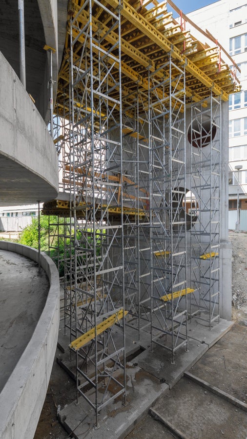 Deska spojovacího krčku mezi heliportem a šachtou byla zhotovena ze stropního bednění MULTIFLEX na věžích ST 100. Světlá výška činila 10,35 m.