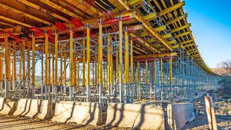 W przypadku przejść nad przeszkodami o małej rozpiętości rozwiązanie z zastosowaniem wież podporowych systemu MULTIPROP (do 90kN na podporę), zaoszczędziło pieniądze, zapewniło pełne bezpieczeństwo użytkowania oraz w części lekki, ręczny montaż.