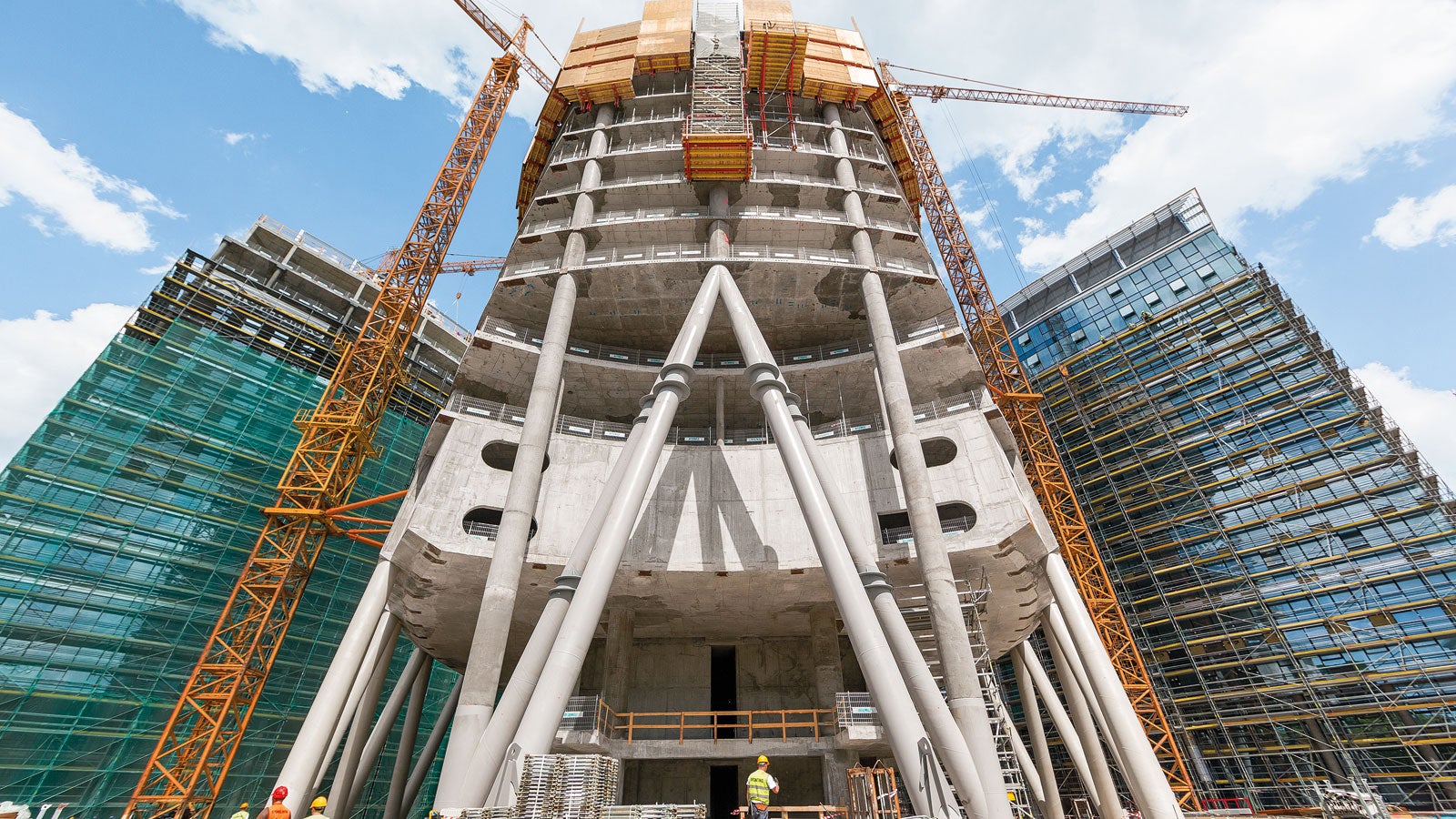 With a height of 220 m, the new office tower of the "Warsaw Spire" building ensemble will be the tallest office building in Warsaw after completion. Two office buildings flank the tower, each 55 m high.