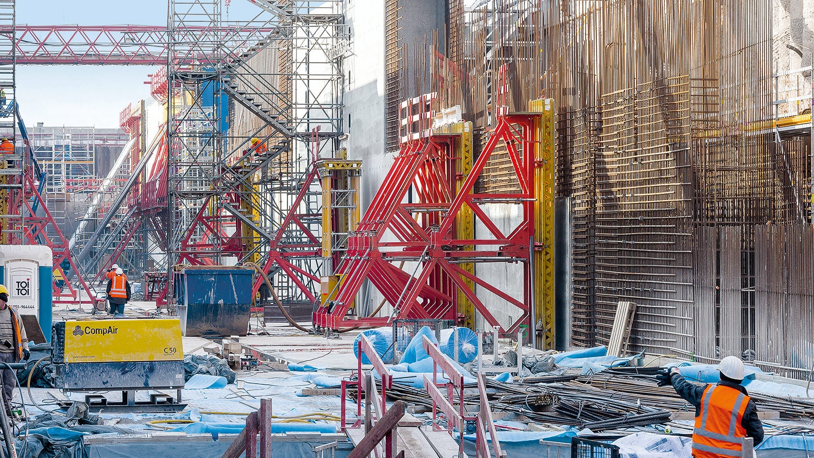 The lock structure to be constructed at a depth of 15 m had massive component dimensions and a high level of reinforcement.