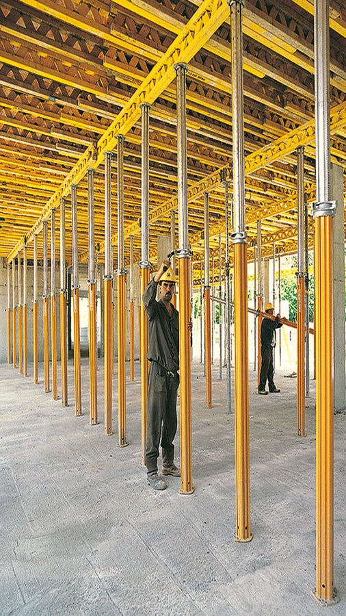 Stropní stojky MULTIPROP umožňují přenášet vysoké zatížení z nosníků GT 24 o velikosti až 28 kN i při maximálním vytažení.<br/>