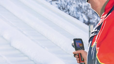 可加热的顶棚蓬布减小了雪载的影响。