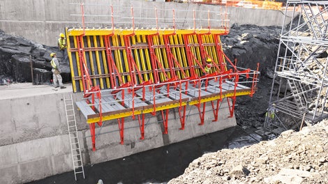 SCS系统保证施工安全、灵活。即使在建筑物有倾角的项目中，平台也可以保证始终水平；此外，作业平台上安装有1.5米高的护栏，提高了施工的安全性。