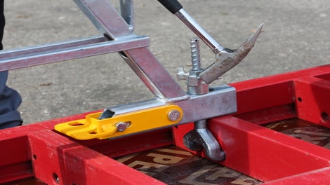 Die Gerüstkonsole MXK-RS bietet die Möglichkeit eine Richtstütze direkt an der Konsole anzuschließen. Bei aufgestockten Elementen wird der Arbeitsbereich auf der Bühne somit nicht beeinträchtigt.