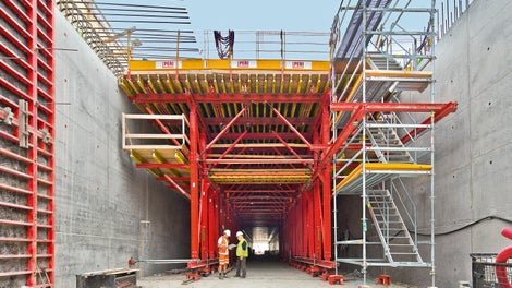Alt fra en leverandør: PERI har leveret en alt omfattende løsning. Med brug af Alu 75 byggepladstrapper og Prokit EP 110 rækværkssystem er sikkerheden på plads for sjakkene, både på adgangsvejene og under arbejdet med dækforskallingen.