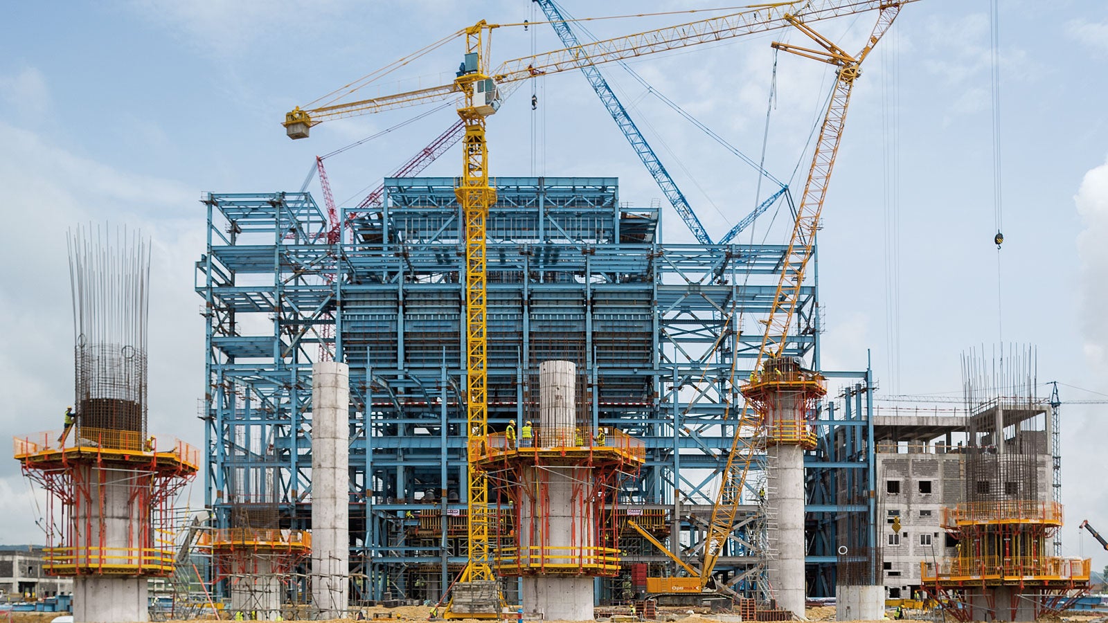 A total of 9 circular piers with 3.60 m diameters and 40 cm wall thicknesses will subsequently carry a steel platform for the condenser.
