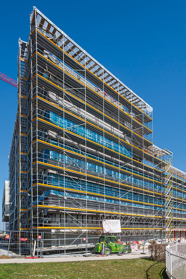 Na ploše 26 000 m² vzniknou do roku 2024 tři stavební komplexy s moderními televizními studii, kancelářemi a konferenčními místnostmi pro cca 1 700 zaměstnanců.<br/>(Foto: PERI Německo)<br/>