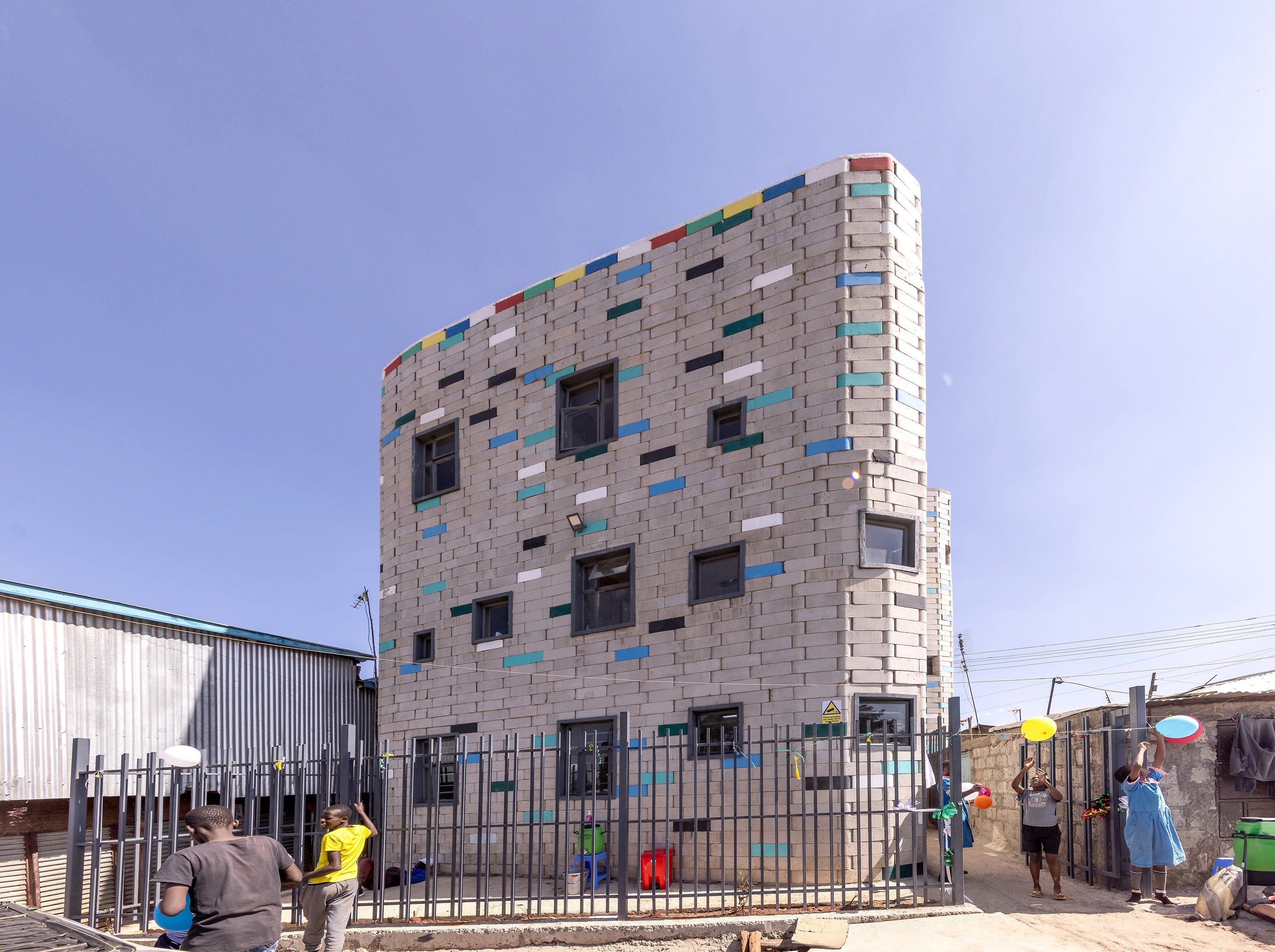 Die Schalung zur Herstellung der 79 Tunnelelemente lieferte PERI mit einer Mischung aus Sonderanfertigungen und PERI Standardsystemen. (Foto: PERI SE)