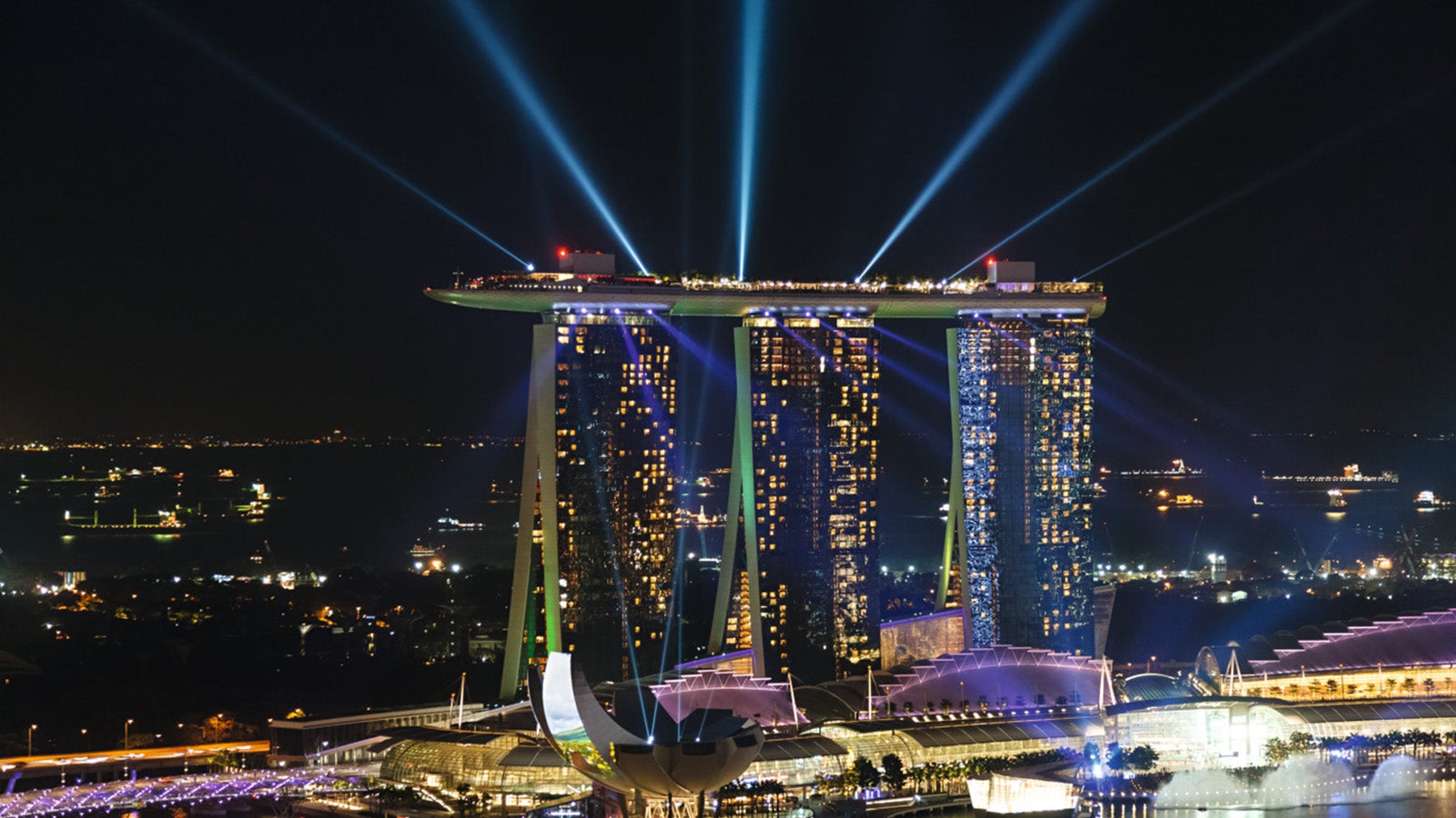 Das Projekt prägt die Skyline Singapurs wie kein anderes: Die drei konkav geformten Hoteltürme mit einer Höhe von 195 m beherbergen 2.600 Zimmer und Suiten. Mithilfe einer umfassenden Schalungs- und Gerüstlösung wurde jedes der insgesamt 55 Stockwerke in nur vier Tagen hergestellt. Für die Kernwände kam eine kranunabhängige PERI Selbstkletterlösung zum Einsatz, darüber hinaus sorgten großflächige Deckentische für optimierte Arbeitsabläufe und minimale Kranzeiten. Mit unserer kontinuierlichen technischen und logistischen Unterstützung durften wir zum Erfolg des ikonischen Bauwerks beitragen. 