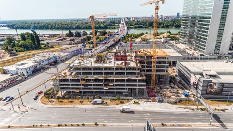 Budovy Panorama City III Business sa nachádzajú v blízkosti mosta Apollo v Bratislave s vynikajúcim napojením na dopravné uzly mesta. Architektonický výraz budovy je založený na jednoduchosti tvarov.