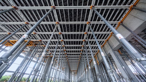 Les étais PEP ERGO offrent une capacité portante jusqu'à 50 kN, dépassant ainsi les normes standard du marché. De plus, leur poids propre est inférieur à celui des étais comparables, assurant une manipulation plus aisée et une installation simplifiée sur vos chantiers.<br/>