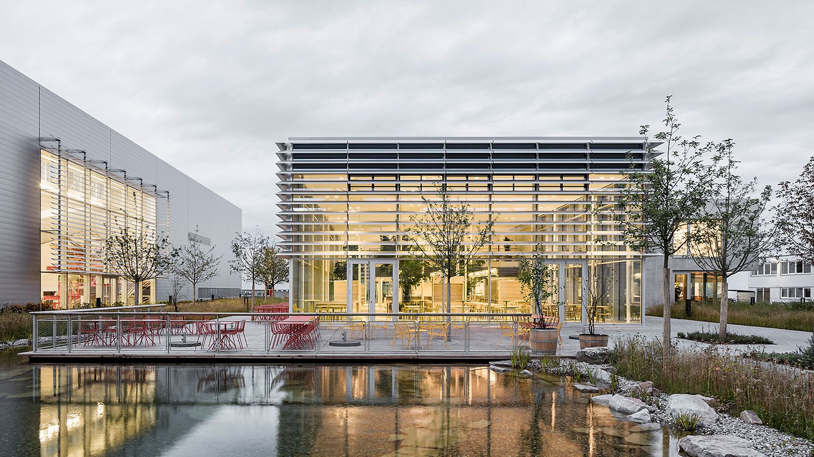 <p>La familia Schw&amp;ouml;rer y la direcci&amp;oacute;n del Grupo PERI inauguran una nueva cantina en la sede central de Wei&amp;szlig;enhorn con la participaci&amp;oacute;n de toda la plantilla.</p><br/>