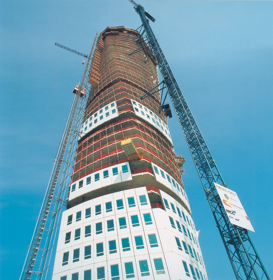 Turning Torso, Malmo, Szwecja: Zaprojektowany jako wieżowiec mieszkalny, projekt składa się z 54 pięter i osiąga zawrotną wysokość 190 metrów. Projekt hiszpańskiego architekta Santiago Calatravy opiera się na rzeźbie inspirowanej ruchem obrotowym ludzkiego ciała. Pomosty samoczynnego wspinania wznosiły jednostki formujące okrągły trzon wieżowca z piętra na piętro. Dzięki temu, że rozściełacz mieszanki betonowej został umieszczony w środku konstrukcji, wznosił się razem z pomostami wspinania.
