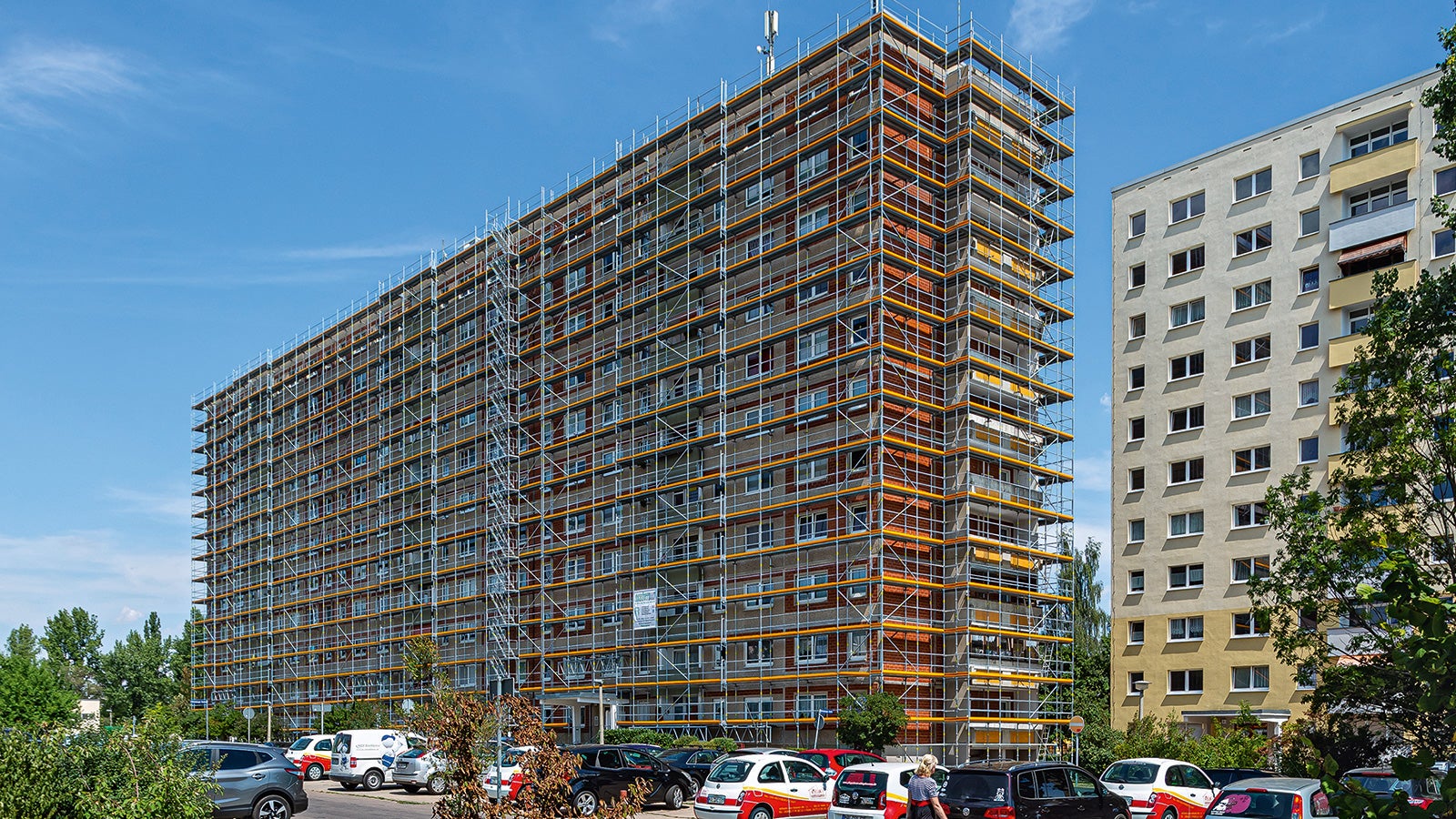 Die Einrüstung mit PERI UP Easy ermöglichte die aufwendige Sanierung des 11-geschossigen Plattenbaukomplexes im geplanten Zeitrahmen.