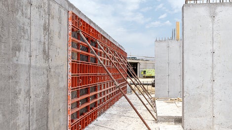 HANDSET Alpha 是适用于墙体、基墙、立柱坚固的基础型模板系统。该系统由少量规格的组件和多功能的模块组成，操作简单、直观。