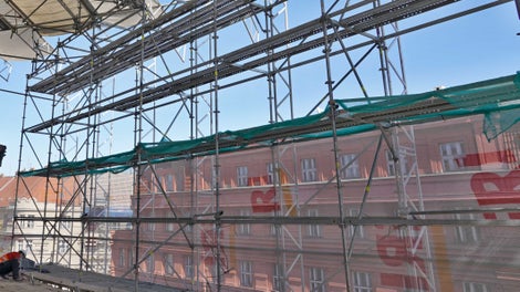 Oprava fasády a střechy činžovního domu v Praze