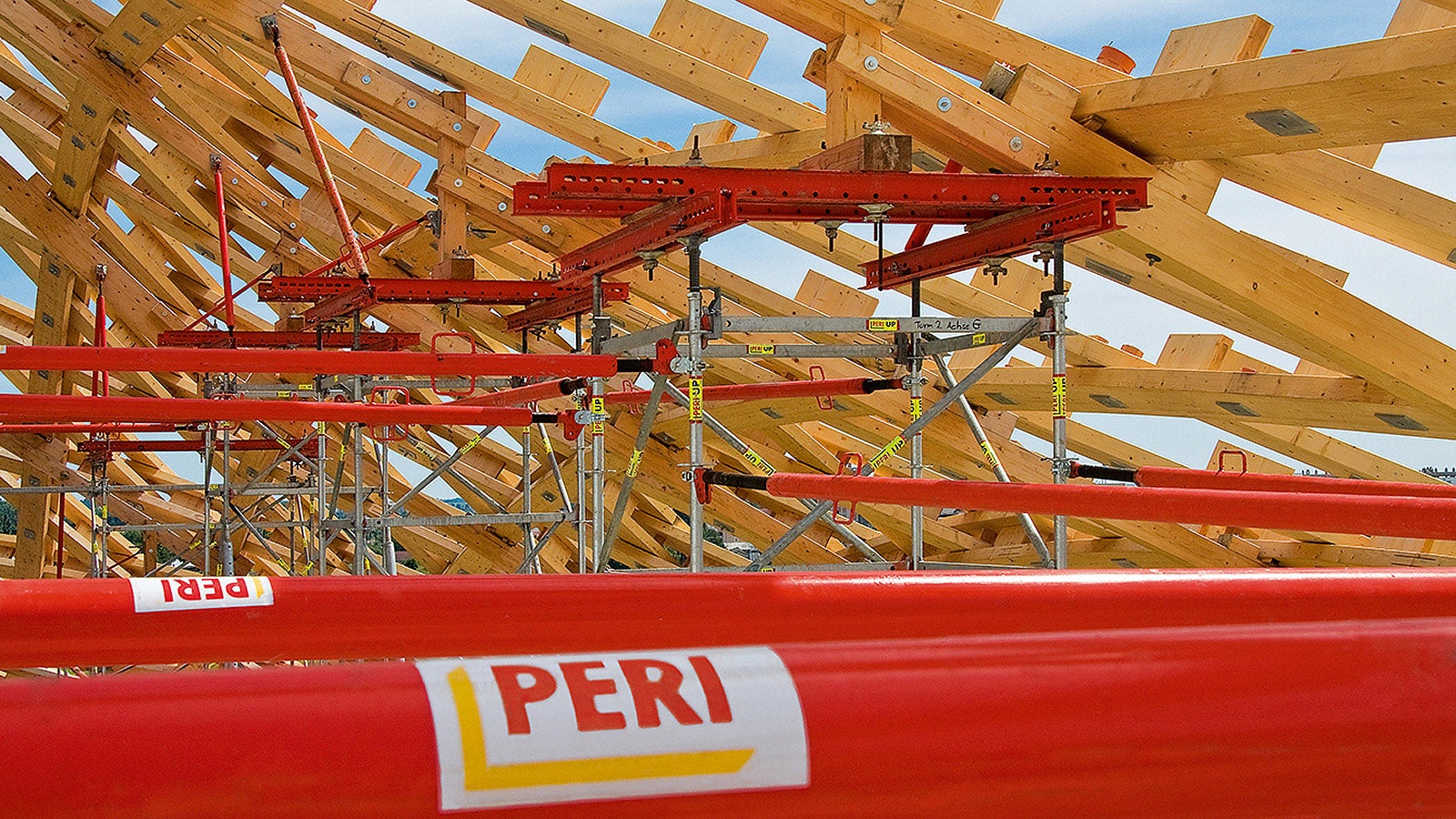 Transferring the roof loads took place via PERI UP shoring towers which could be supplemented with standardized system components to form a comprehensive supporting structure.