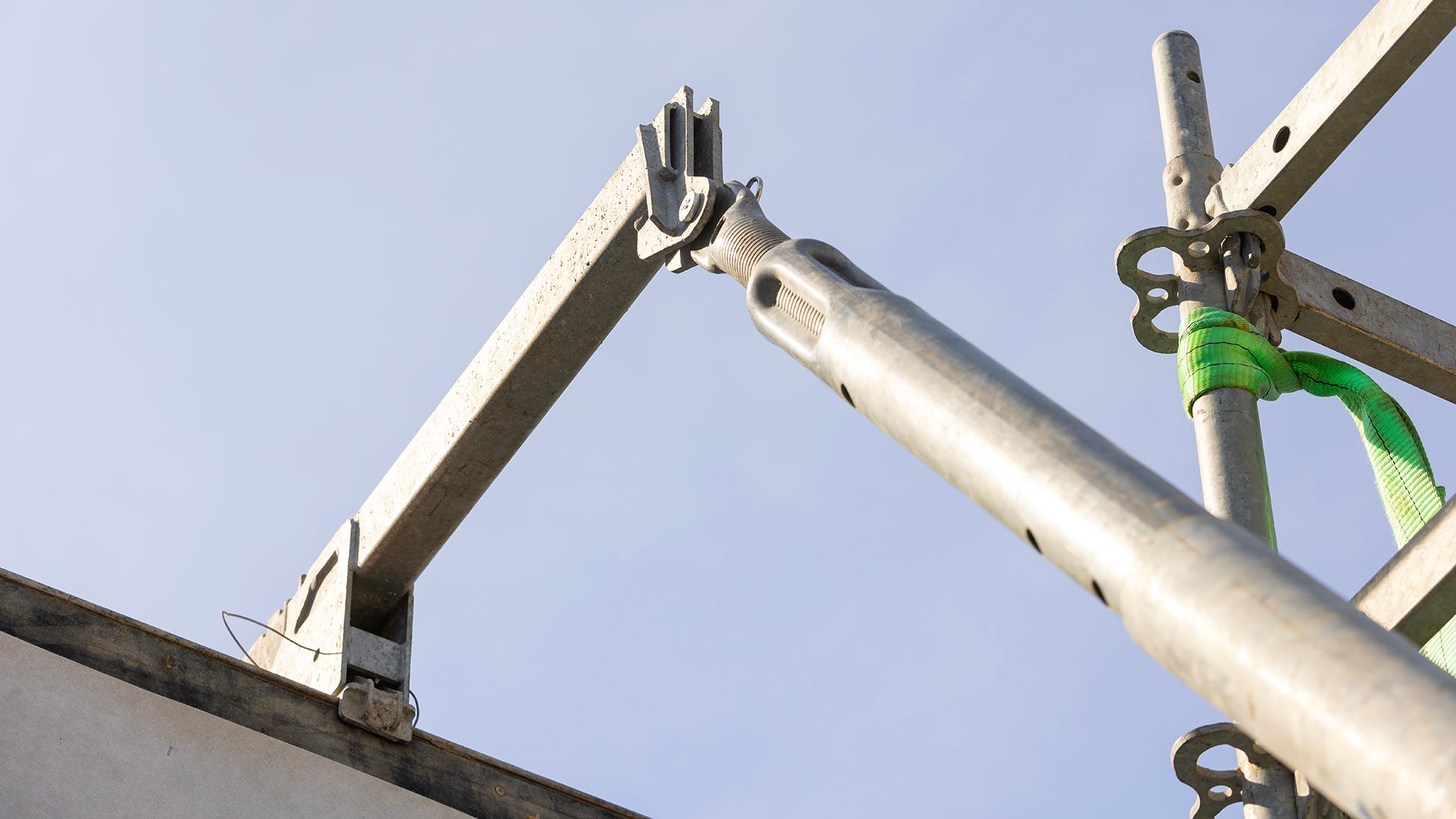 Durch die Galgenkonstruktion als Montagehilfe stand die Außenschalung sicher, auch bei engem Arbeitsraum.