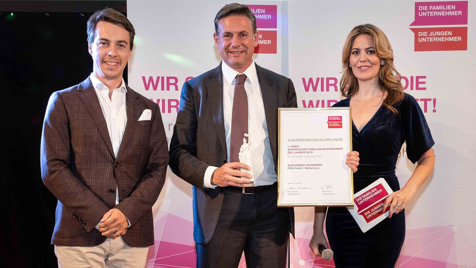 On the picture (from left): Stefan Friedrich (association "Die Familienunternehmer"), Alexander Schwoerer and Monika Eckert (moderator of the evening).