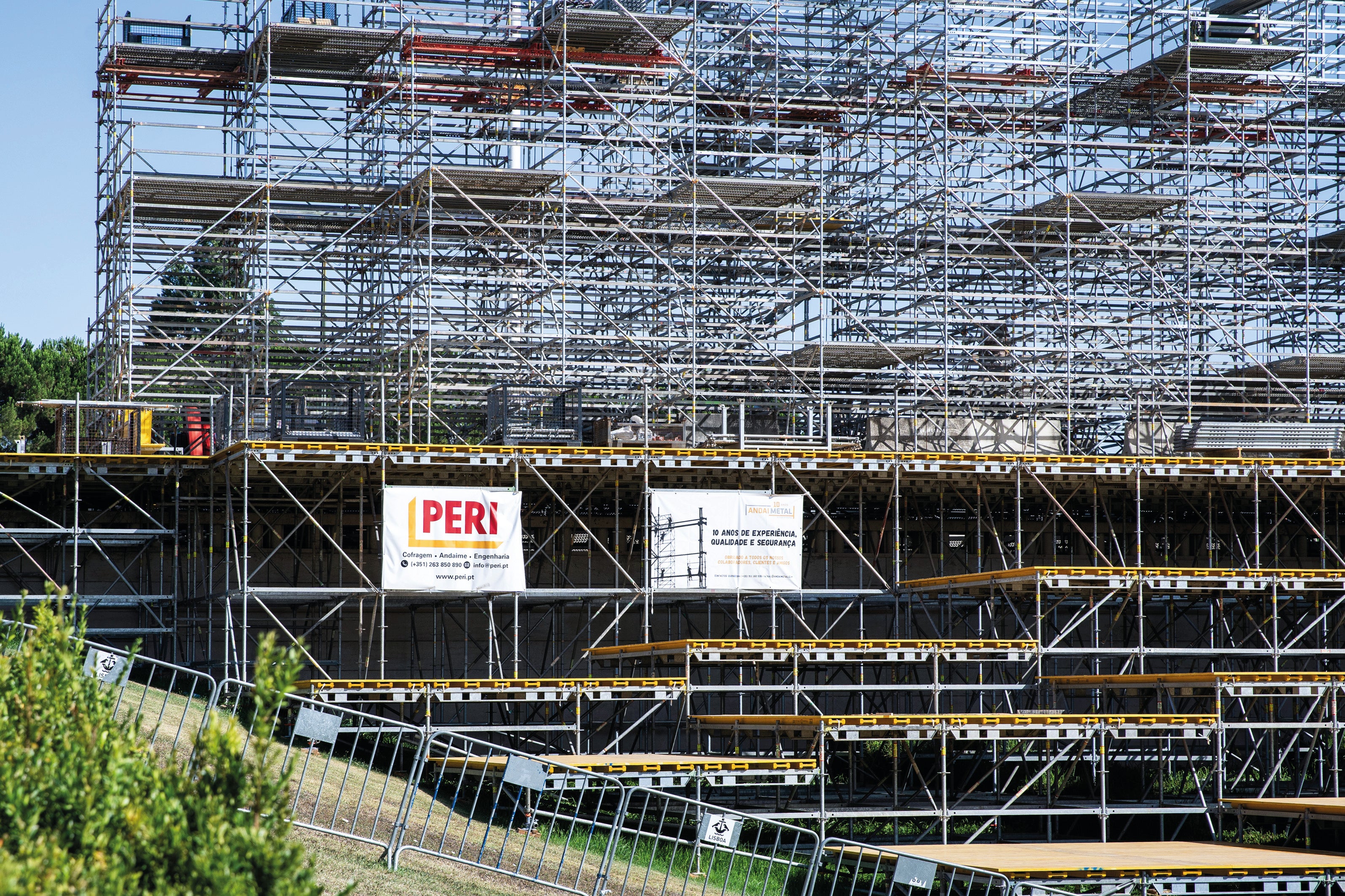 In addition to the elements of the PERI UP Scaffolding Kit, VT girders and 3-ply plywood were used to form various platforms, while SRU steel walers and tie rods were applied for anchoring the scaffolding to the counterweights.<br/>(Photo: PERI SE)