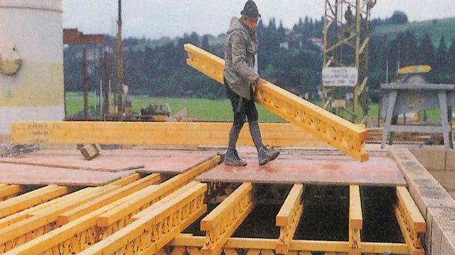 <p>Als Weiterentwicklung des T&amp;nbsp;70&amp;nbsp;V mit 36 cm H&amp;ouml;he sorgt der neue Holzgittertr&amp;auml;ger GT&amp;nbsp;24 bei gleicher Formstabilit&amp;auml;t und mit 12&amp;nbsp;cm geringerer Bauh&amp;ouml;he f&amp;uuml;r mehr Flexibilit&amp;auml;t auf der Baustelle.</p><br/>