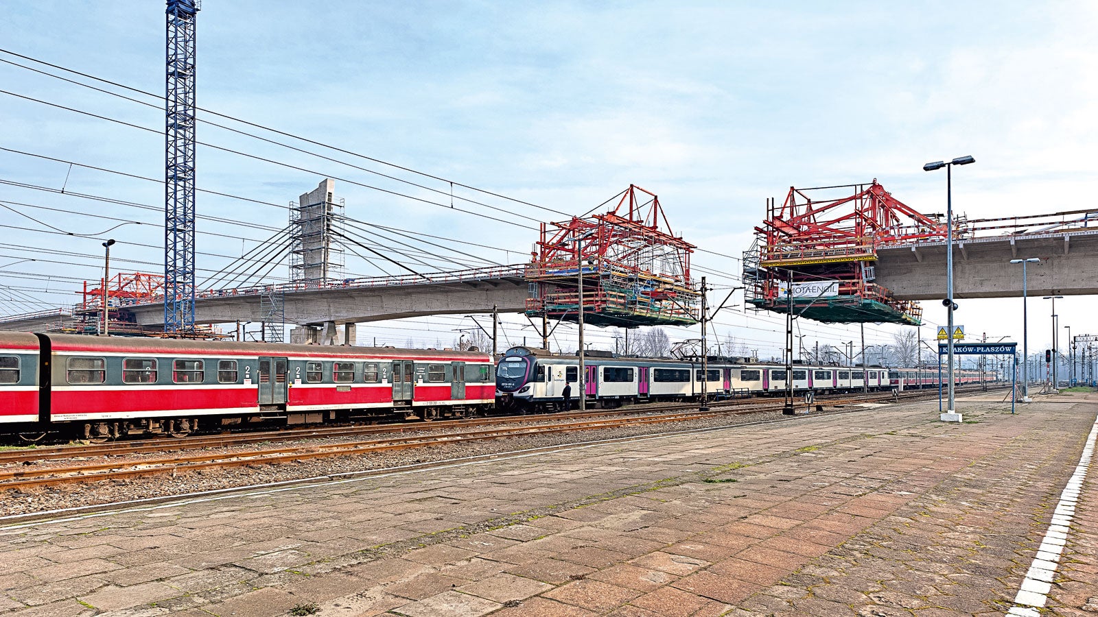 Do budowy 252-metrowego wiaduktu nad Magistralą Kolejową użyto 4 wózków VBC.