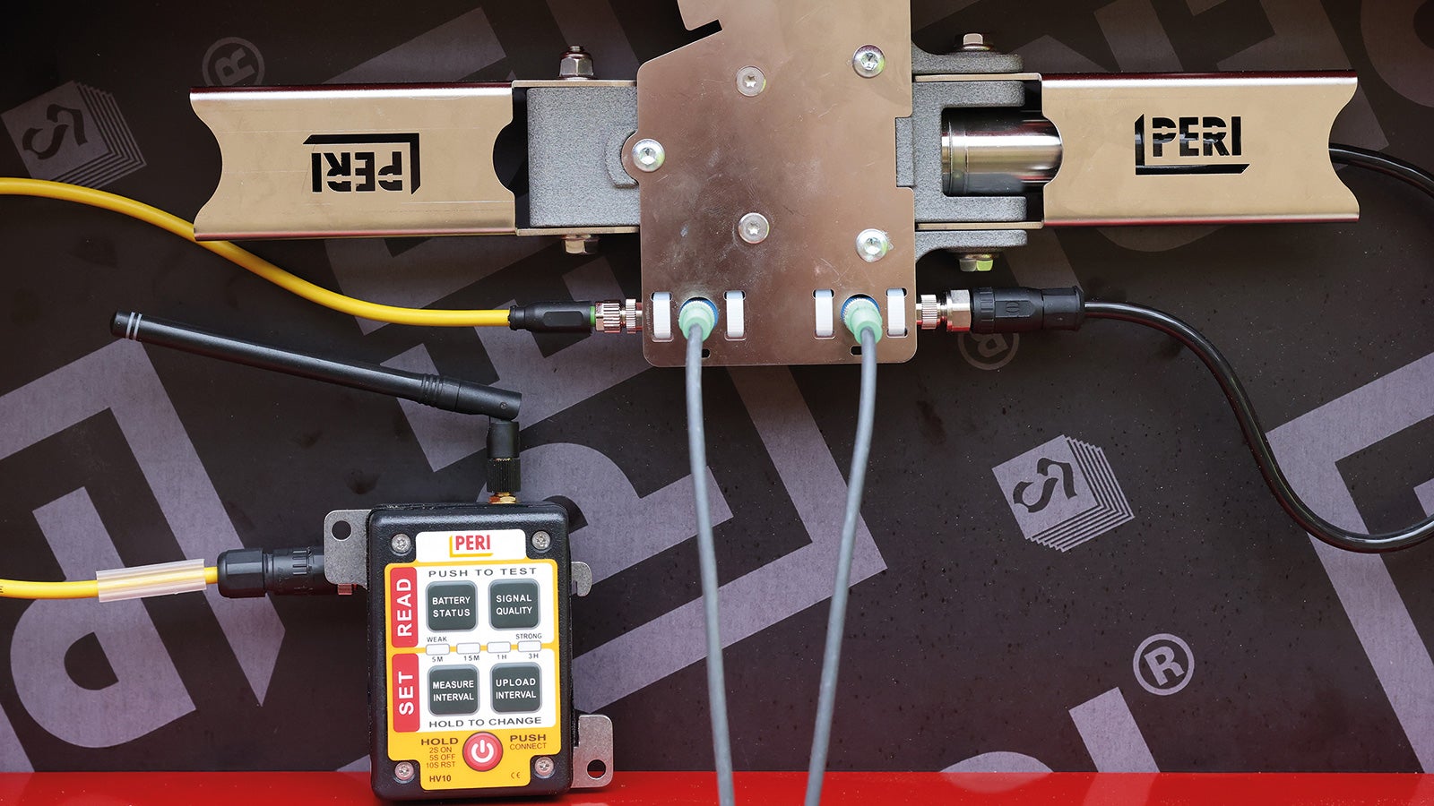 Mit PERI InSite Construction (ISC) stellt PERI ein Sensorportfolio vor, das gängige Schalungssysteme optimal ergänzt. Die Sensortechnologie setzt genau dort an, wo hochqualifizierte Arbeitskräfte und langjährige Betoniererfahrung knapp werden und unterstützt dabei, fundierte Entscheidungen über den Betoniervorgang zu treffen. 