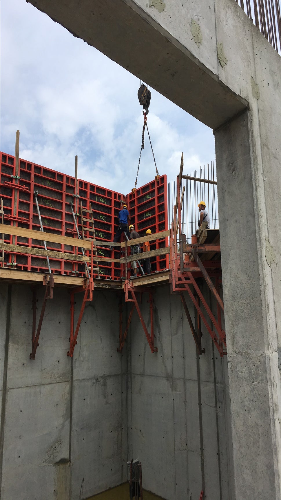 Спестява време - премества се лесно с едно движдение на крана, удобна за работа при тесни пространства