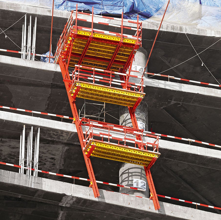 Pomocou mobilnej šplhavej hydrauliky RCS šplhali na nosníkoch bez podpory žeriava aj nákladné lávky.