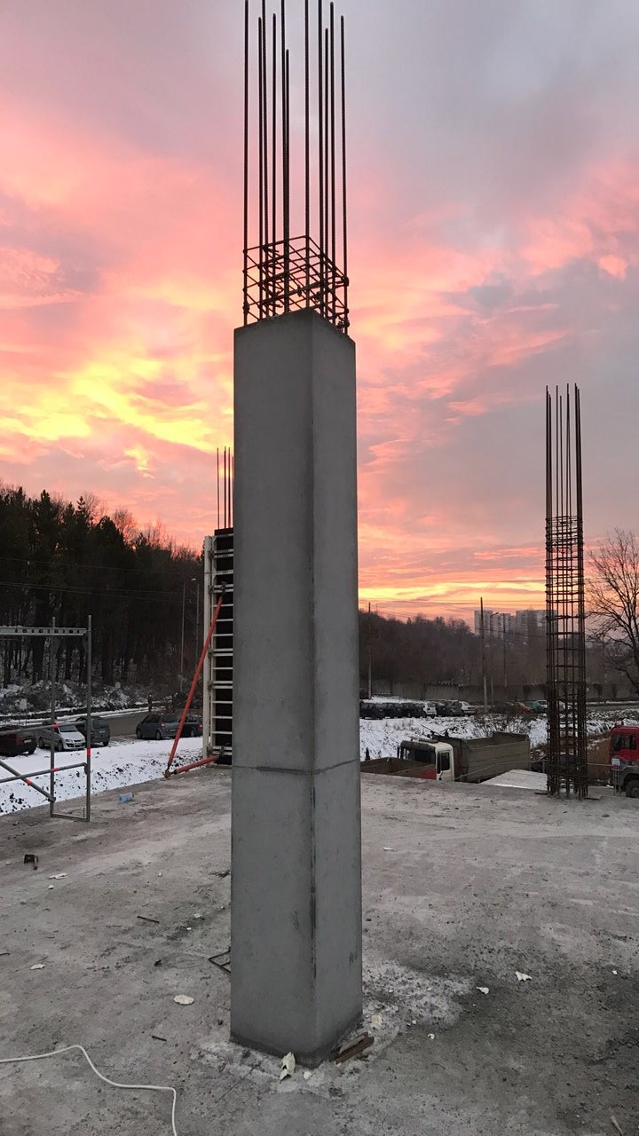 Изграждане на производствена база с представителен магазин MONNI - видим бетон на вертикални елементи