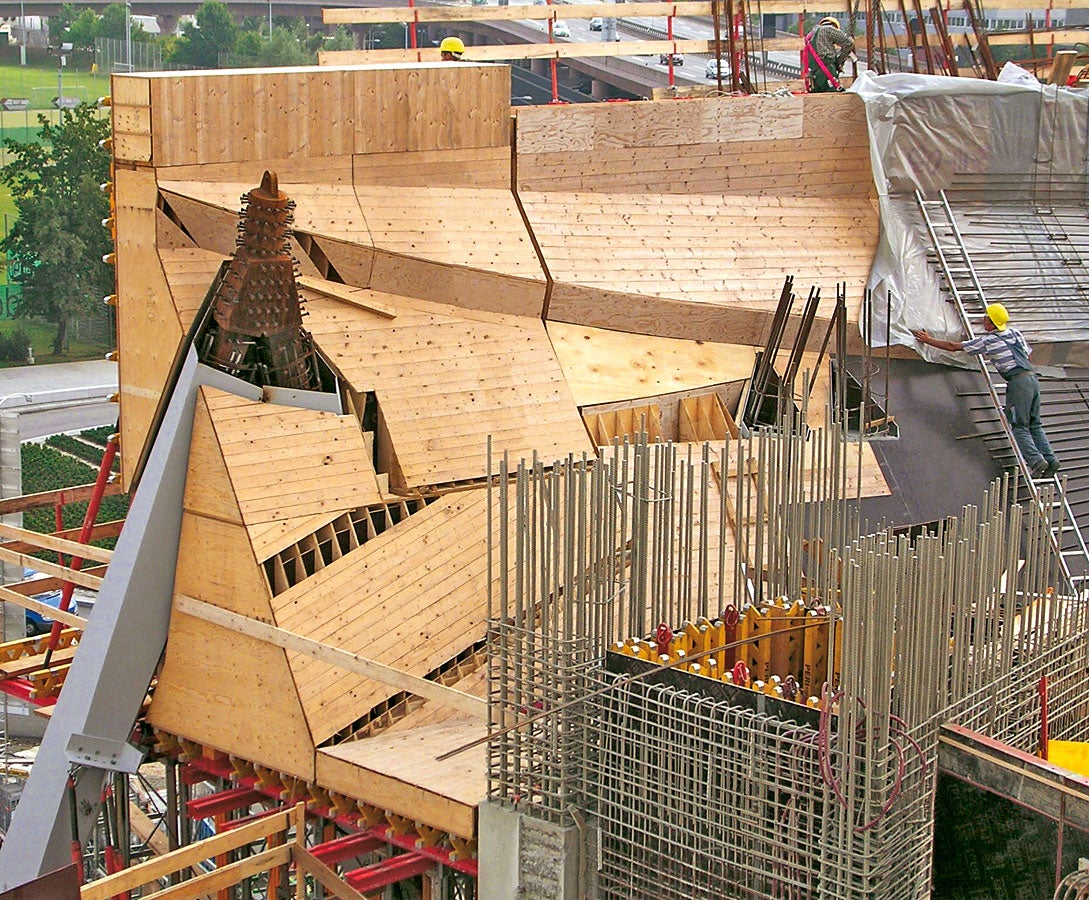 Durch die besonderen Bauteilformen wurden die allseitig verwundenen Flächen mit 3D Schalungskörpern aus dem PERI Abbundbetrieb realisiert.