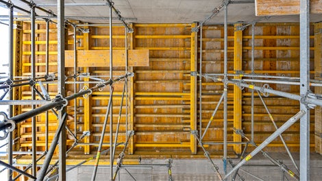 Wysokie podparcia stropów o ciekawej geometrii wykonane przy użyciu bezpiecznego w użytkowaniu systemu PERI UP Flex.